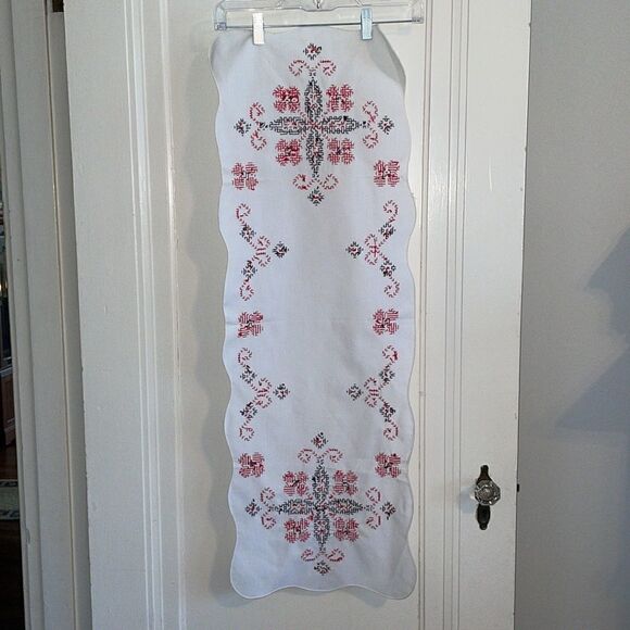 Vtg white table runner with black & red embroidery - Picture 5 of 5